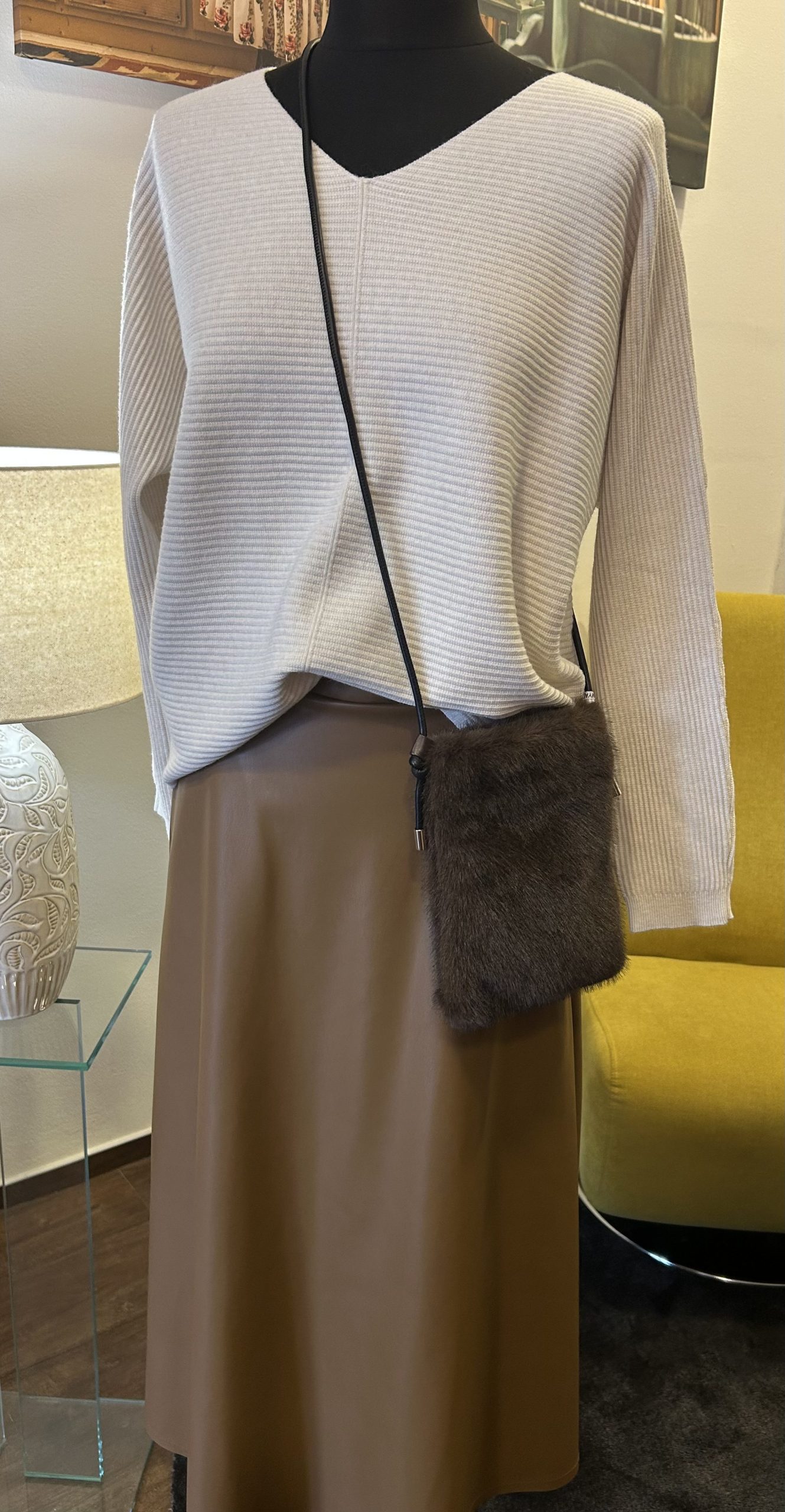 Dámský svetr s výstřihem do V Dámský svetr s výstřihem do V - Obrázek 3