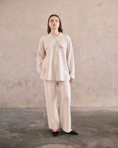 Dámský svetr na knoflíčky s límečkem