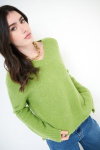 Svetr s výstřihem do V Svetr s výstřihem do V